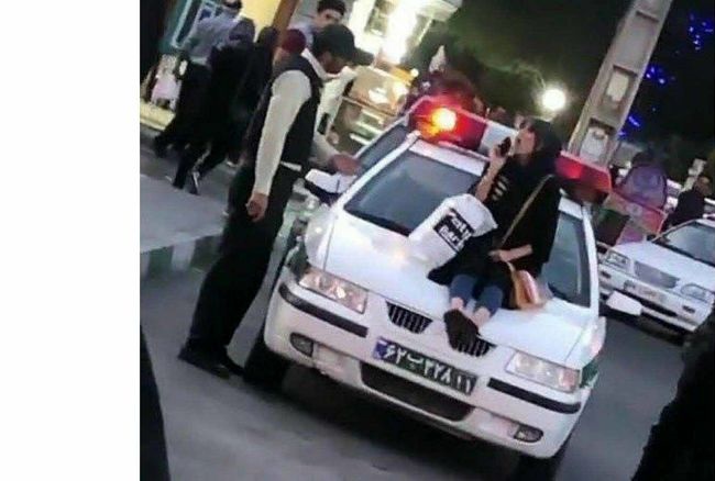 حکم جالب دادگاه درباره زنی که بعد از کشف حجاب روی کاپوت ماشین پلیس نشست