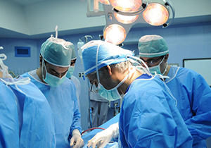 عمل نوین «پیوند شبکیه مصنوعی» نخستین‎بار در شیراز انجام شد/ اجرای آخرین نوع پیوندهای قرنیه و اعمال جراحی لیزری در مرکز فارس