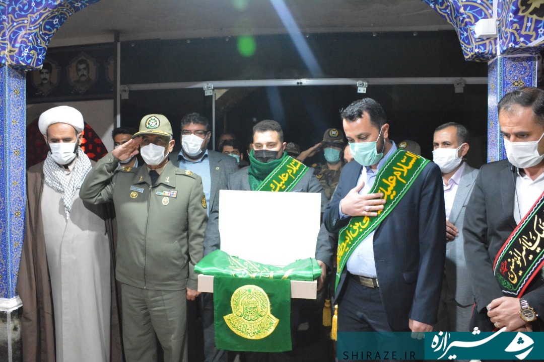 پرچم حرم امام علی(ع) در مرکز آموزش علوم و فنون مکانیزه نزاجا شیراز نصب شد