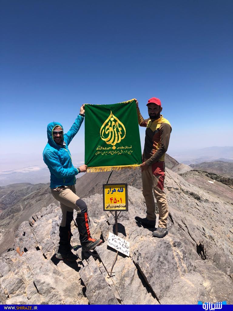 اهتزاز پرچم آستان مقدس احمد بن موسی (ع) بر قله کوه هزار کرمان