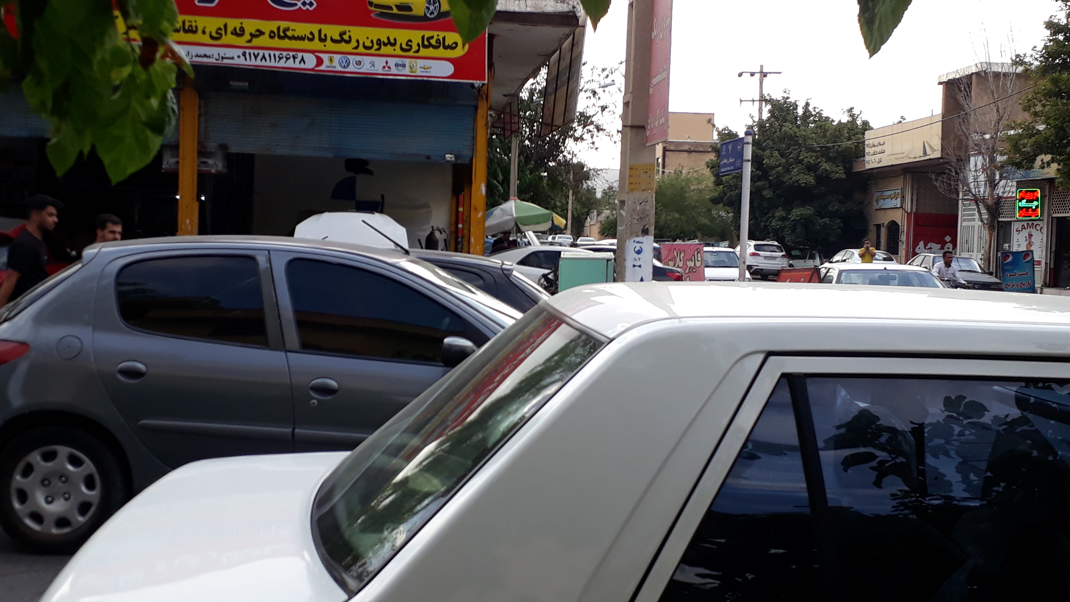 مکانیک کارانی که سیاه چرکی پیاده رو ها و خیابان ها را رقم می زنند/ سایت مشاغل مزاحم در هاله ای از ابهام؛بی توجهی شهرداری شیراز