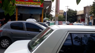 خراشی که مکانیک‌کاران شیرازی بر چهره شهر می‌کشند/ قرق پیاده‌روها و خیابان‌ها توسط قطعات داغان ماشین‌ها