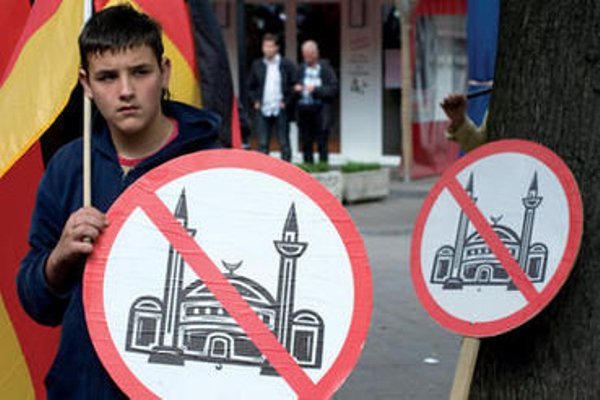 تحلیلی بر روند اسلام‌هراسی در غرب / محک حساسیت مسلمانان نسبت به مقدسات