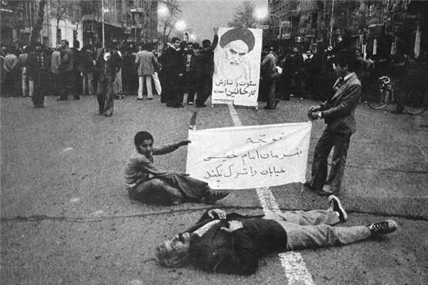 چرا مردم انقلاب کردند؟/ بررسی علل و چرایی انقلاب مردمی ایران