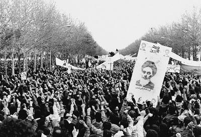 از فتح شهربانی ها و تسلیم نیروهای نظامی در بهمن۵۷ تا راهپیمایی به سبک خودرویی در شیراز