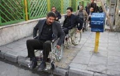 وضعیت مبلمان شهری برای افراد دارای معلولیت مطلوب نیست/ معاون فرماندار شیراز: باید برای بانک ها گلریزان بگیریم!