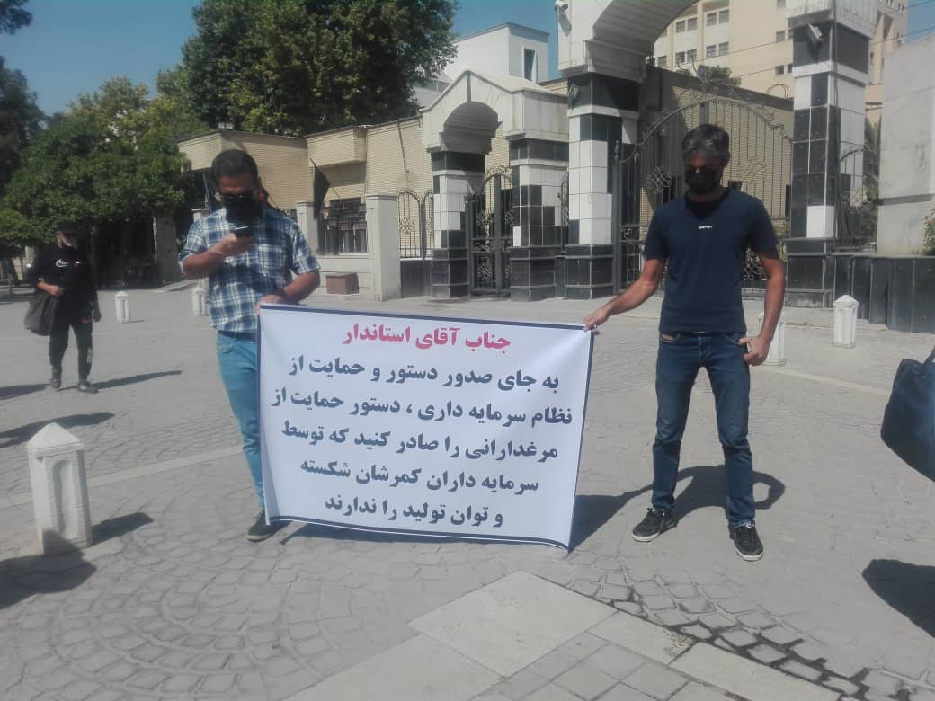 تجمع اعتراض آمیز تولید کنندگان مرغ مقابل استانداری فارس + عکس و فیلم