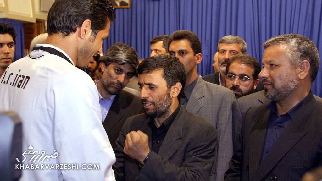 تصاویری خاص از رئیس جمهوری با داستان‌های عجیب و غریب در فوتبال/ پاقدم احمدی‌نژاد!