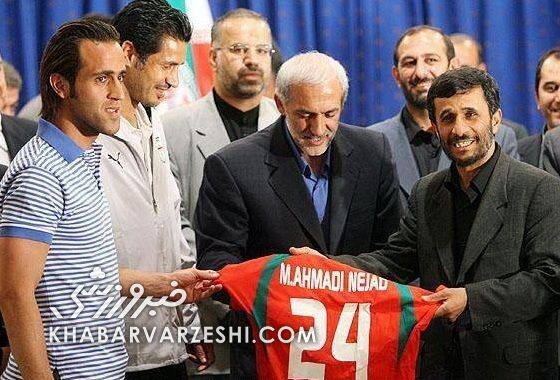 تصاویری خاص از رئیس جمهوری با داستان‌های عجیب و غریب در فوتبال/ پاقدم احمدی‌نژاد!