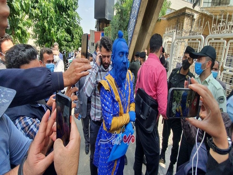 حضور فردی با شکل و شمایل عجیب بیرون وزارت کشور! +عکس