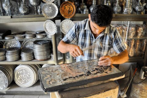 بیش از ۷۰ درصد از فعالان صنایع دستی استان فارس را زنان تشکیل می دهند/ بیش از صد اثر هنری برخواسته از استان فارس است