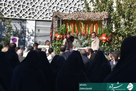 تشییع پیکر پاک شهید مدافع حرم بر روی دستان مردم شیراز