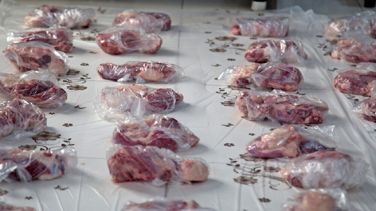 توزیع ۱۲۰۰ بسته گوشت قربانی ماه ربیع الاول در فارس