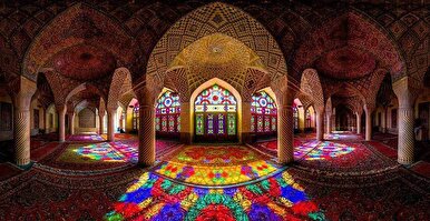 لزوم اجرای قوانین غربی در مدیریت پوشش بانوان در مسجد نصیرالملک شیراز