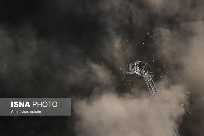 عکس منتخب سال - ۳۰ دی - ساختمان پلاسکو پس از ۳ ساعت تلاش بی وقفه آتش نشانان در ساعت ۱۱:۳۰ دقیقه فرو ریخت. در این حادثه ۱۶ نفر از اتش نشانان و ۱۰ نفر از کاسبان حاضر در پلاسکو جانشان را از دست دادند.