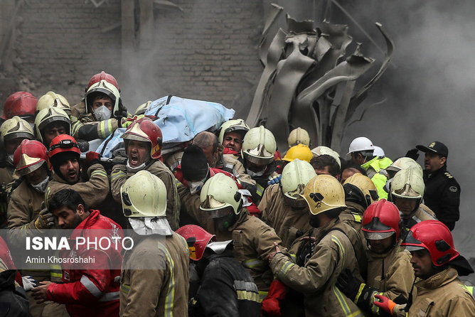 عکس منتخب سال - ۷ بهمن - پس از گذشت هشت روز از حادثه ریزش ساختمان پلاسکو ، آتش نشانان و تیم های جستجو موفق شدند پیکر تعدادی از همکارانشان را در زیر آوار پیدا کنند. 