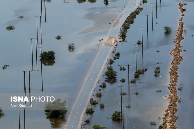 عکس منتخب سال - ۳۱ فروردین - خوزستان طی بارش های طولانی و شدید دچار سیل زدگی و آبگرفتگی در بسیاری از مناطق و معابر این استان شد که خسارات بسیاری را بر جای گذاشت.