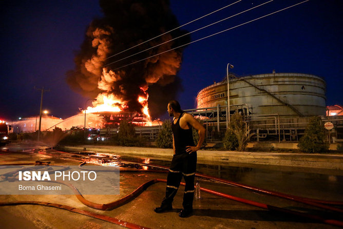 عکس منتخب سال - ۱۹ تیر - یکی از مخازن پتروشیمی بو علی سینا که در سایت ۴ منطقه ویژه اقتصادی پتروشیمی قرار دارد دچار انفجار و آتش سوزی شد.