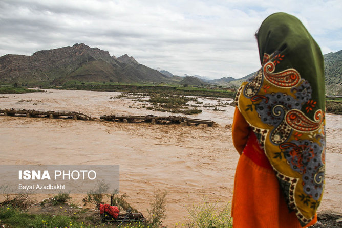 عکس منتخب سال - ۲۷ فروردین - وقوع سیل در پی بارندگی شدید و تخریب پل ارتباطی در پلدختر