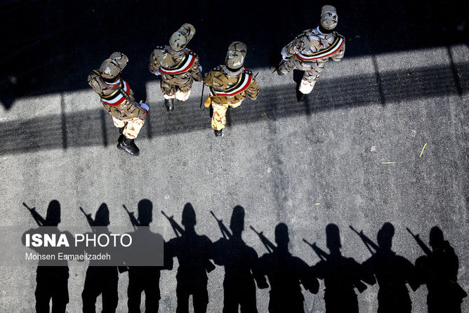 عکس منتخب سال - ۳۱ شهریور - برگزاری مراسم رژه‌ی نیروهای مسلح به مناسبت هفته دفاع مقدس در مشهد
