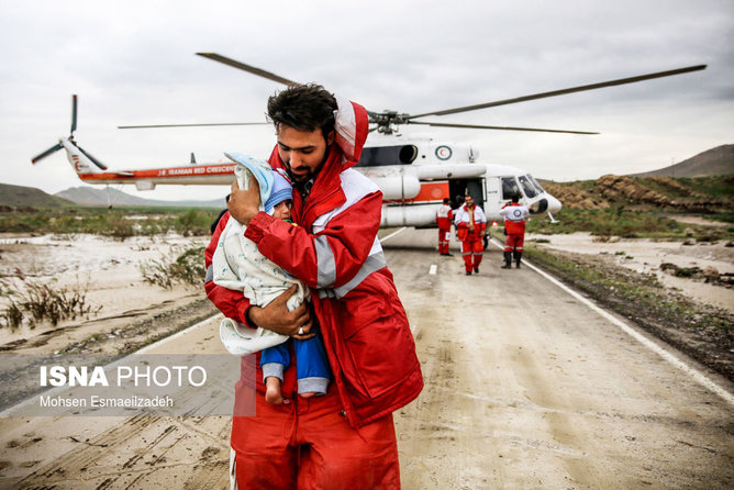 عکس منتخب سال -31 فروردین - امداد رسانی به سیل‌زدگان در منطقه سرخس در خراسان رضوی 