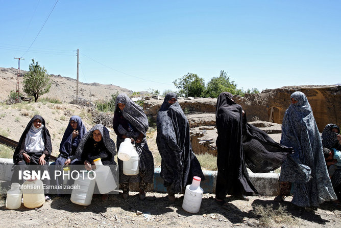 عکس منتخب سال - 21 مرداد - ساکنان روستای کلاته نو کاخک در انتظار تانکر آبرسانی آب آشامیدنی به این روستا هستند.