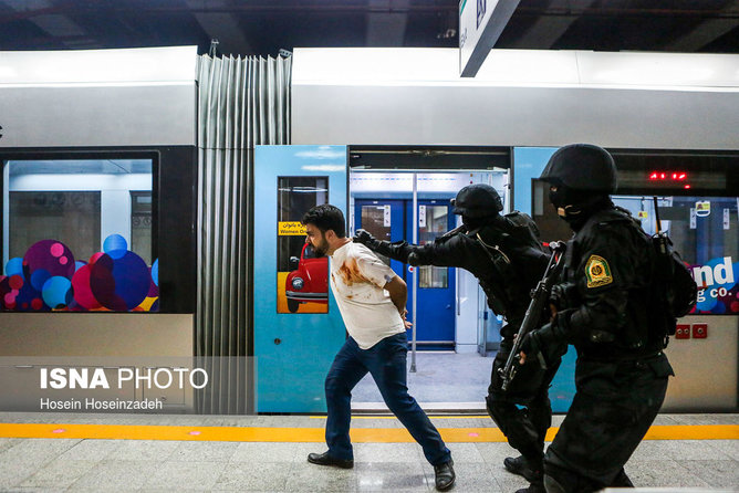 عکس منتخب سال - ۲۹ اردیبهشت - مانور رهایی گروگان در قطار شهری مشهد
