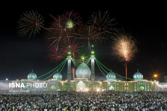 عکس منتخب سال - ۲ خرداد - نورافشانی مسجد جمکران در جشن نیمه شعبان