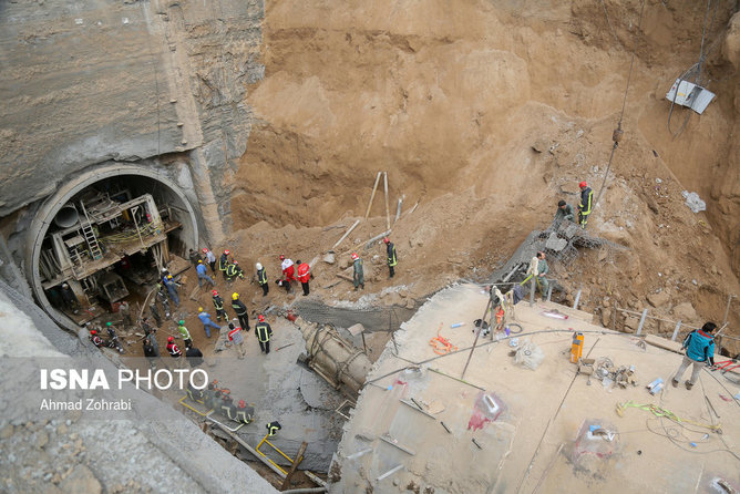 عکس منتخب سال -۲۱ بهمن - حادثه ریزش دیواره متروی در حال ساخت قم، در این حادثه دو نفر جان خود را از دست دادند.