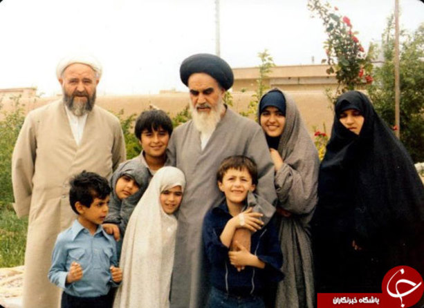  عکسی از امام(ره) با برخی از اعضای خانواده‌شان