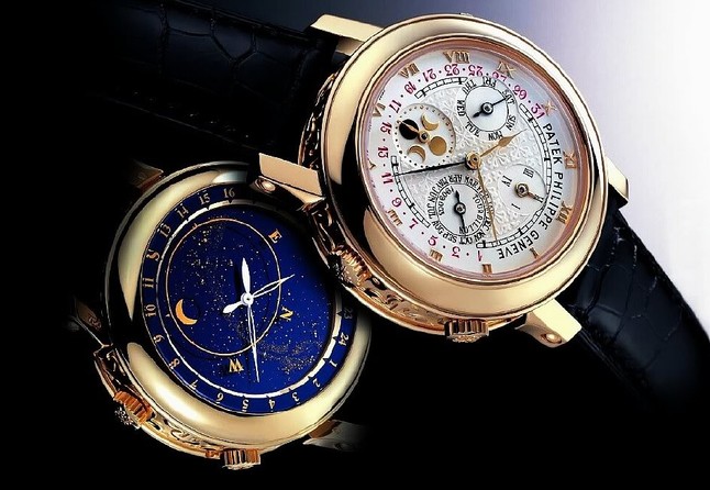 ساعت اسکای مون پاتک فیلیپس:  پیچیده‌ترین ساعت ساخته شده توسط شرکت پاتک فیلیپس است که با ظرافت تمام آسمان شب در صفحه آن گنجانده شده است. از ویژگی‌های این ساعت نمایش تقویم و فازهای مختلف حرکت ماه است. هنر مدرن در ساخت این ساعت به شکل بی‌نظیری به کار گرفته شده است. قیمت این ساعت معادل 4 میلیارد و 196 میلیون تومان است