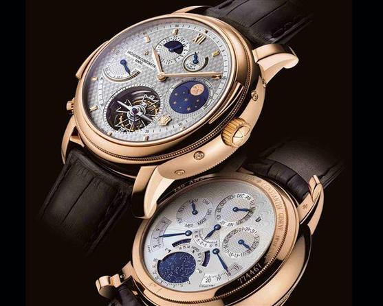 ساعت واچرون کنستانتین: این ساعت سوئیسی به مناسبت دویست و پنجاهمین سالروز تاسیس این شرکت ساخته شد. جنس این ساعت از طلای 18 عیار و شیشه غیرقابل انعطاف یاقوت کبود مایل به آبی است. قیمت این ساعت معادل 4 میلیارد و 841 میلیون تومان است