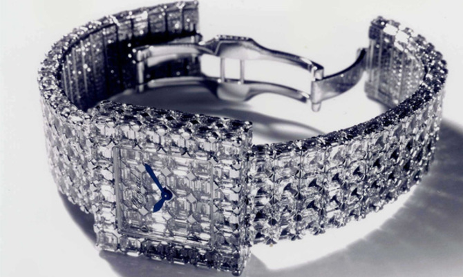ساعت سوپر آیس کیوب چوپارد: این ساعت از الماس 60 قیراط که به طرز خارق‌العاده به شکل مکعب‌های کامل برش داده شده است. این هنر منحصر به‌فرد ترکیبی از دستبند و ساعت است و قیمت آن معادل 3 میلیارد و 550 میلیون تومان است
