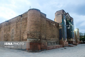 بنای اصلی مسجد کبود بنایی آجری می‌باشد. این بنا دارای گنبد اصلی و گنبد جنوبی می‌باشد که بر روی صحن بزرگ و صحن جنوبی کوچک‌تر واقع شده‌اند