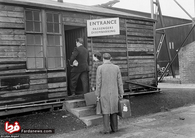  سالن چوبی کنترل بلیت و مدارک برای سوار شدن به هواپیما در سال 1951 