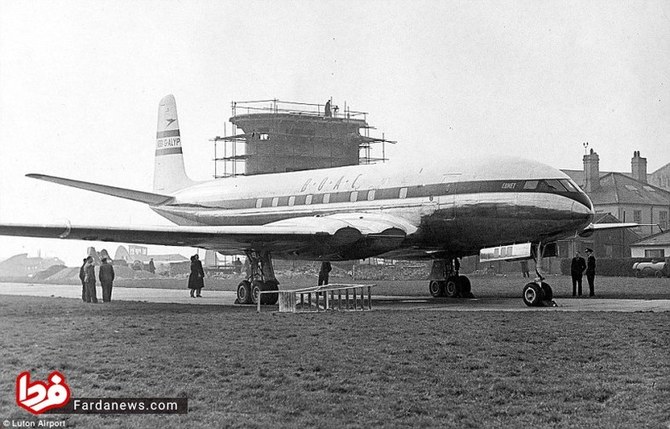  یکی از نخستین هواپیماهای جتی که در فرودگاه لوتون در یک روز مه آلود در اواخر فوریه 1952 فرود آمد 