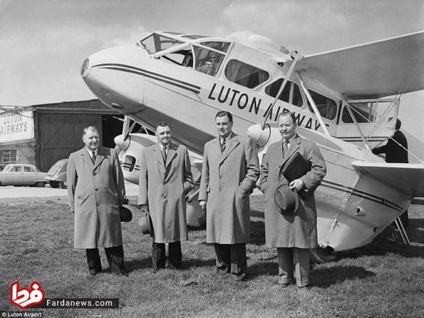  گروهی از بازرگانان در کنار یک هواپیما در سال 1959 