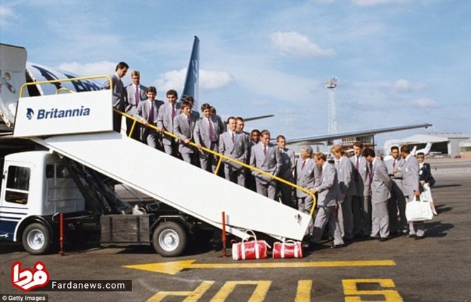  عکس یادگاری تیم ملی انگلستان روی پله های هواپیما در راه جام جهانی ایتالیا در سال 1990 