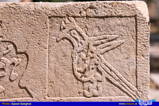 کلمه جلاله (بسم الله الرحمن الرحیم)که بصورت پرنده ای زیبا روی بیشتر سنگها کنده کاری شده