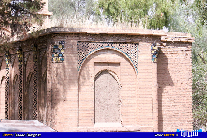 ارامگاه خانواده مشیری از بزرگان شیراز
