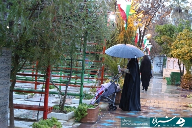  اولین باران زمستانی در گلزار شهدای شیراز