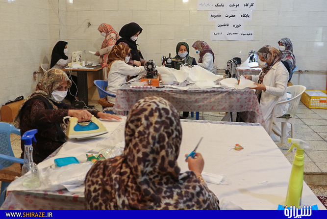 تلاش خواهران جهادگر حسین آباد شیراز جهت تولید ماسک و لباس ایزوله بهداشتی  (عکس : احمدرضا مداح)