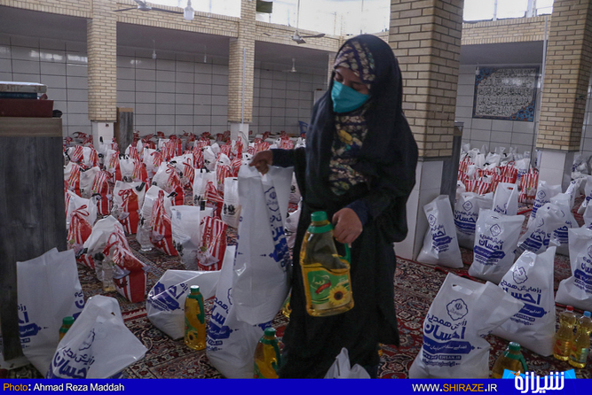 بسته های حمایتی رزمایش کمک های مومنانه مزین به تصویر سرداران شهید شیراز -( عکس: احمدرضا مداح )