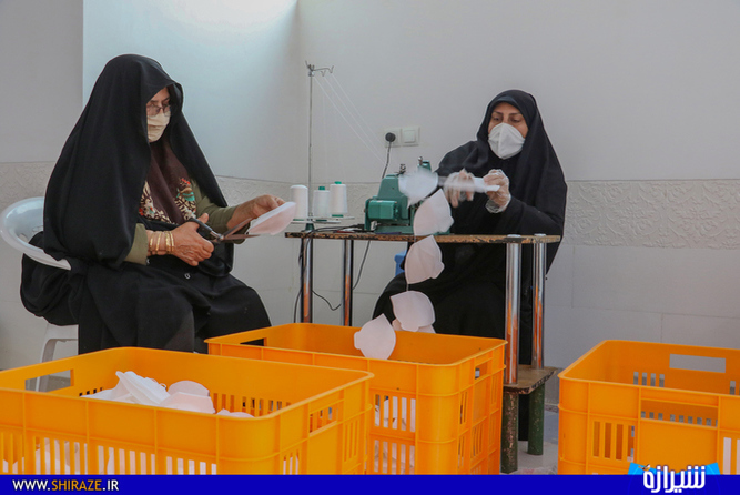 کارگاه تولید ماسک و دستکش توسط گروه جهادی حضرت رسول(ص) -( عکس: احمدرضا مداح )