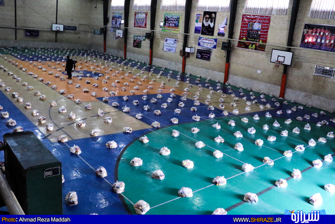 توزیع یک هزار بسته ی نیکوکاری در بین دانش آموزان بی بضاعت در شیراز -( عکس: احمدرضا مداح )