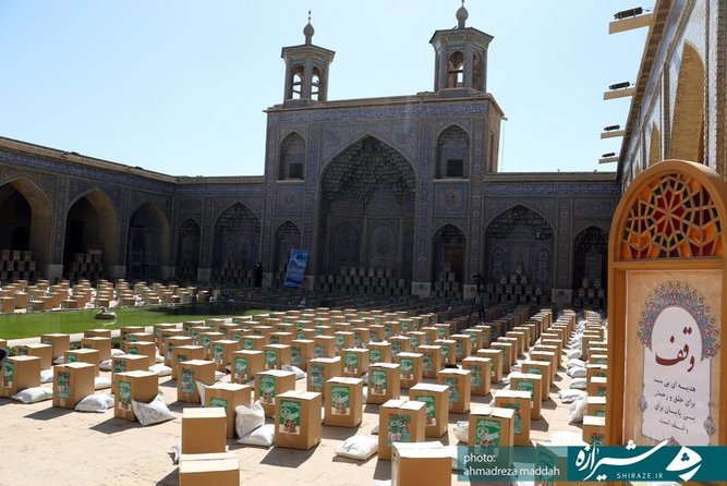 توزیع ۱۵۰۰ بسته معیشتی از محل موقوفه مسجد نصیرالملک شیراز- (عکس: احمدرضا مداح)