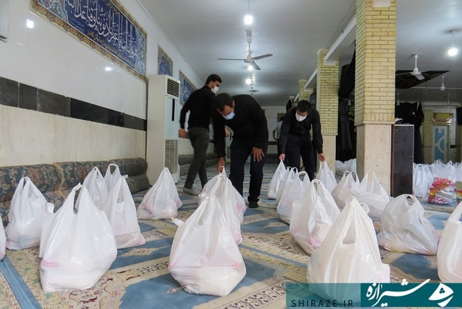 دهمین دوره از توزیع بسته های معیشتی در مسجد ابوالفضل شرق زندان شیراز (عکس: زهرا پوروهاب)