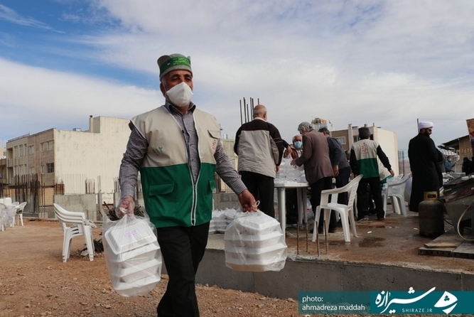طبخ و توزیع ۲۰۰۰ خوراک غذای گرم میان نیازمندان شیرازی«عکس: احمدرضا مداح»