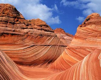 صخره های موجی شکل در آمریکا:
صخره های موجی شکل با رنگ های متنوع و قوس و خمیدگی های منحصربفرد که دانشمندان عمر آن ها را بالغ بر ۱۹۰ میلیون سال تخمین زده اند.

این صخره های منحصربفرد بخشی از بیابان صخره ای قرمز رنگی هستند که از دره های تنگ تشکیل شده است. صخره ها از جنس ماسه سنگ هستند و در ایالت متحده آمریکا در نزدیکی مرز آریزونا و یوتا واقع شده اند و دلیل تشکیل شان هم باران های مکرر و وزش بادهاست.