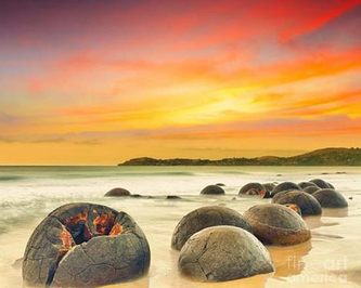 سنگ های تخم مرغی نیوزلند:
این سنگ ها که در اندازه های بسیار بزرگ قرار دارند در دوره های پیشین در کف دریا بوده اند که البته به علت تغییرات شرایط زمین به شکل مرموزی خود را تا لبه کناری ساحل رسانده اند.